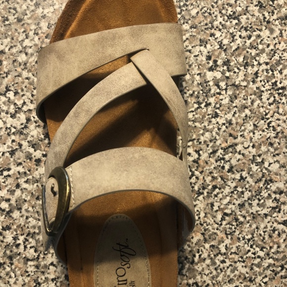 3 pairs of new 8 1/2 M Eurosoft Sandals - Picture 4 of 9